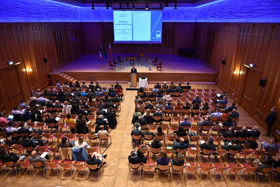 Rund 200 Teilnehmende informierten sich heute über die EU-Strukturfondsprogramme 2021-2027 beim Europatag in Toblach. (Foto: LPA/Manuela Tessaro)
