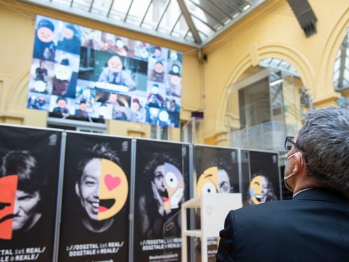 Halb Gesicht, halb Emoji - Mit der 2022 gestarteten Kampagne ://DIGITAL ist REAL/ will das Land Südtirol dazu aufmuntern, Hassreden im Netz aktiv entgegenzutreten. (Foto: LPA/Fabio Brucculeri)