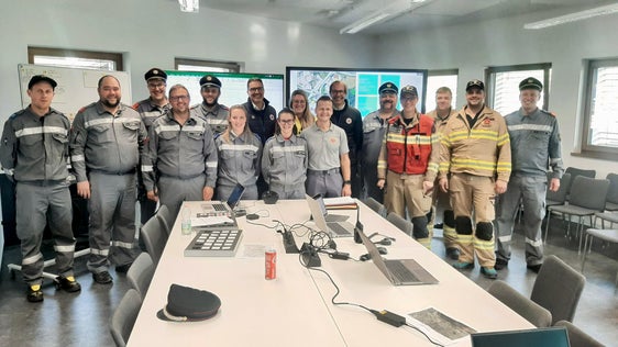 Landeshauptmann und Bevölkerungsschutzlandesrat Arno Kompatscher (hintere Reihe, im Zentrum, links) und der Direktor der Agentur für Bevölkerungsschutz Klaus Unterweger (rechts daneben) in der Bezirkseinsatzzentrale BEZ 6 der Freiwilligen Feuerwehren in Sterzing (Foto: Landesverband der Freiwilligen Feuerwehren Südtirols)