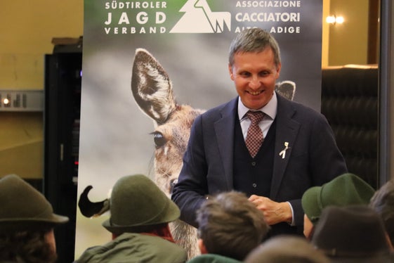 Die Jagd kenne keine Sprachgrenzen, wandte sich gestern Forstwirtschaftslandesrat Luis Walcher an die frisch diplomierten Jägerinnen und Jäger, unter denen auch einige italienischsprachige sind. (Foto: LPA/Maja Clara)
