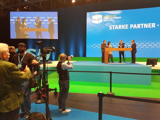 Nella crisi è importante agire in modo rapido ed efficiente, su questo hanno concordato (da sinistra) il deputato Hahn, il ministro bavarese Kaniber, il presidente altoatesino Kompatscher e il consigliere nazionale svizzero Pfister (Foto: ASP)