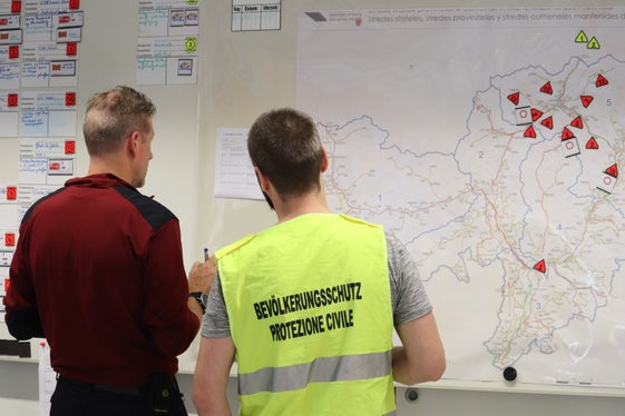 Lagekartenführung: Während der Übung wurden die fiktiven Szenarien im Landeslagezentrum in Bozen analog auf der Südtirol-Karte festgehalten. (Foto: LPA/Maja Clara)