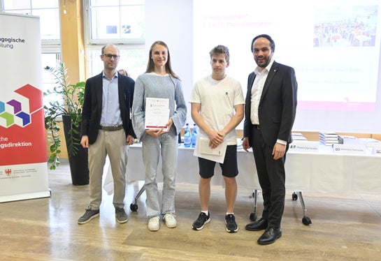 Die Gewinnerin und der Gewinner des Nationalen Wettbewerbs der Mathematik-Olympiade vom 8. bis 11. Mai in Cesenatico (von links): Landeskoordinator Daniel Sorafur, Elaine Mamleev, Mattia Mussner, Landesrat Philipp Achammer. (Foto: LPA/Deutsche Bildungsdirektion)