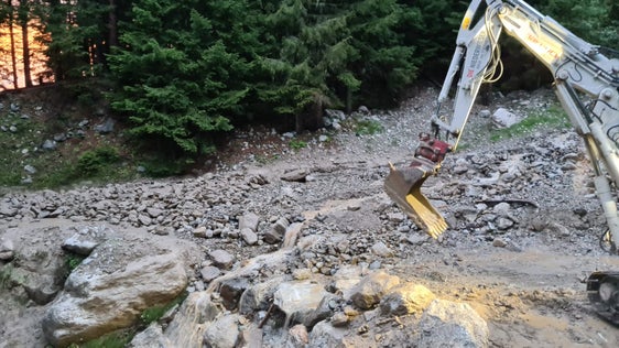 Am Weg zur Soyalm in Martell hat die Wildbachverbauung nach dem Starkregenereignis von gestern Nachmittag mit den Aufräumarbeiten begonnen. (Foto: LPA/Landesamt für Wildbach- und Lawinenverbauung West)
