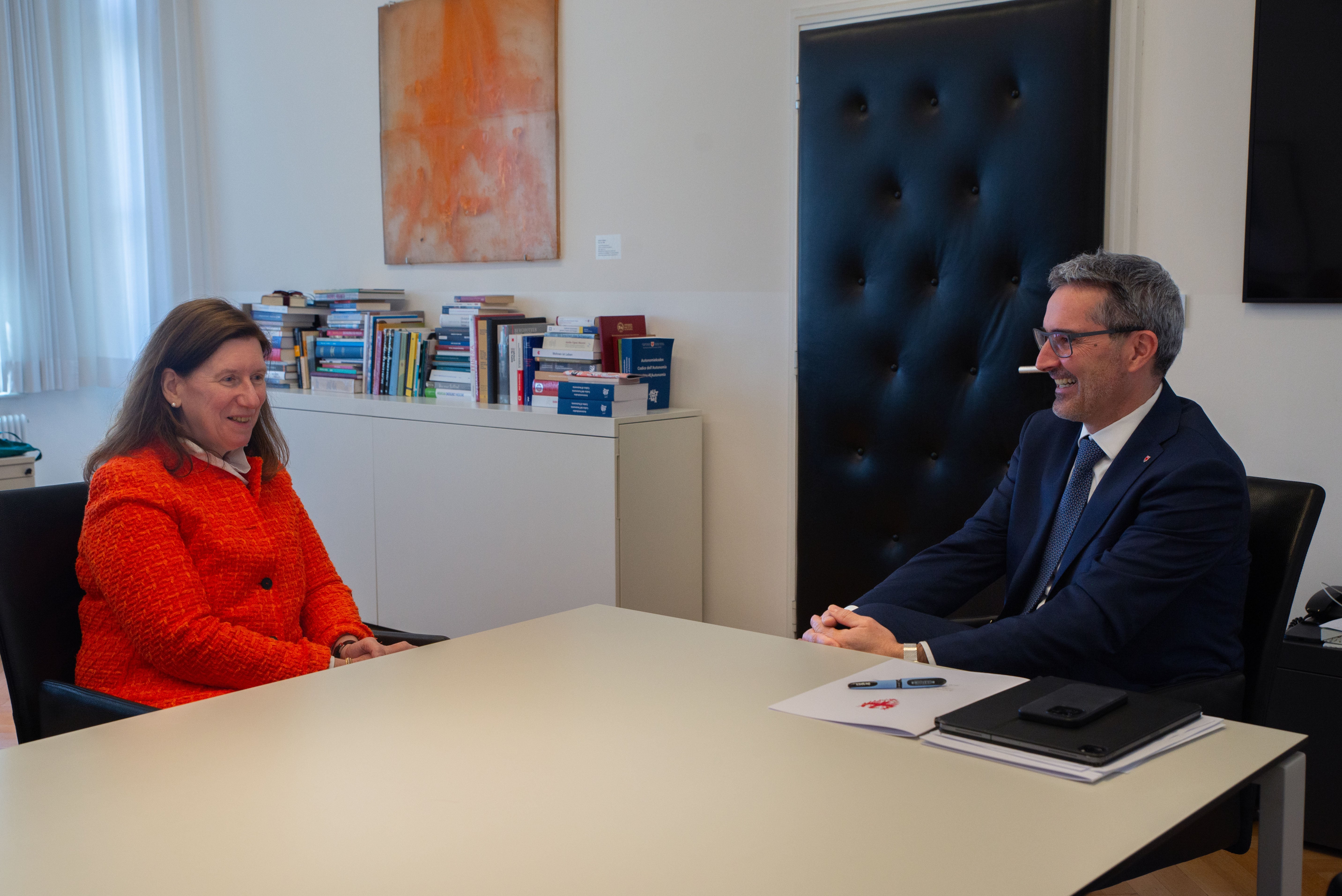 Il presidente della Provincia autonoma di Bolzano, Arno Kompatscher, a colloquio con la console generale di Germania a Milano, Susanne Welter. (Foto. ASP/Greta Stuefer)