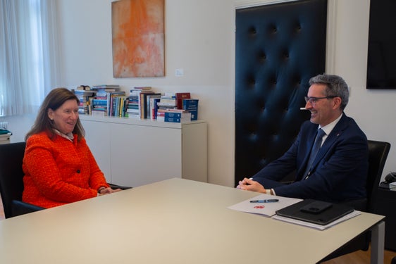 Il presidente della Provincia autonoma di Bolzano, Arno Kompatscher, a colloquio con la console generale di Germania a Milano, Susanne Welter. (Foto. ASP/Greta Stuefer)