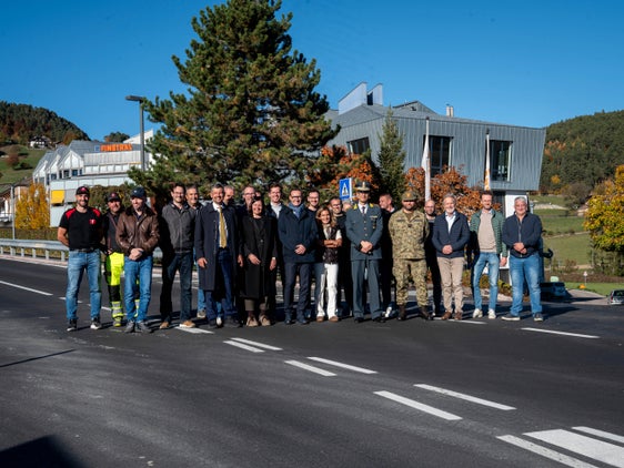 Sono terminati i lavori per aumentare gli standard di sicurezza lungo la strada provinciale del Renon (SP 73) all’incrocio con via Gasters. Nella foto, i partecipanti: rappresentanti della Provincia, del Comune, dell’impresa edile e delle aziende della zona industriale. (Foto: USP/Fabio Brucculeri)