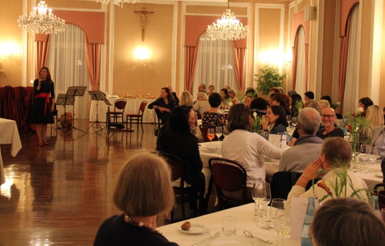 Landesschuldirektorin Sigrun Falkensteiner bedankte sich bei der gestrigen Abschiedsfeier persönlich bei jeder der pensionierten Lehrpersonen und Schulführungskräfte.  (Foto: Bildungsdirektion/Susanne Gasser)

