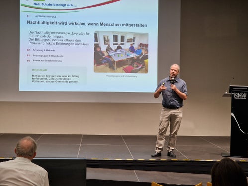 Harald Heitsma vom Bildungsausschuss Natz Schabs stellte ihr Projekt Natz Schabs beteiligt sich vor – ein Frühjahr ganz im Zeichen von Saatgut, Planzentausch und Haltbarmachung. (Foto: LPA/Amt für Weiterbildung und Sprachen)