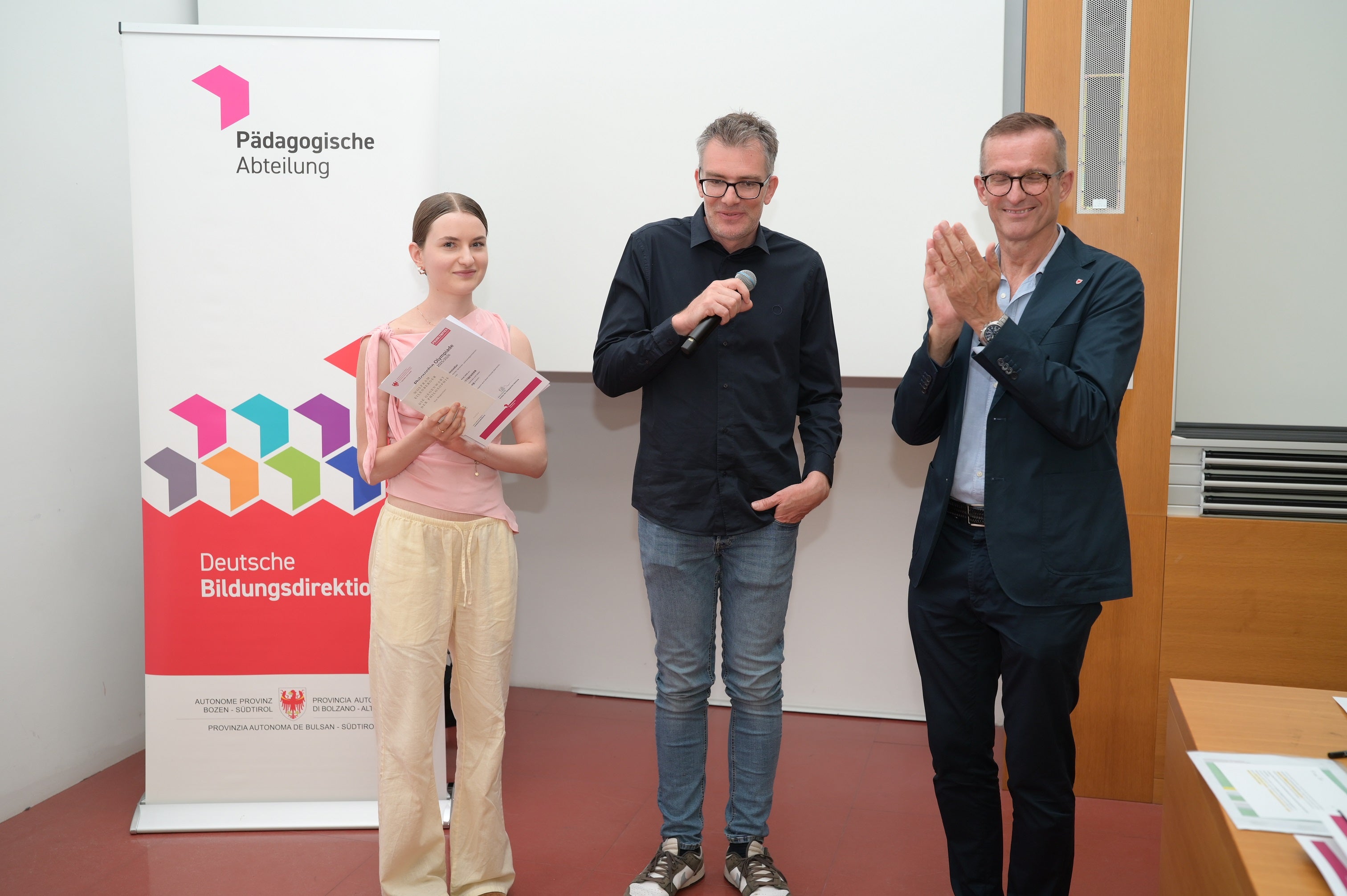 Greta Reinstadler vom Sozialwissenschaftlichen, Klassischen, Sprachen- und Kunstgymnasium in Meran (ganz links) qualifizierte sich für den österreichischen Bundeswettbewerb in Salzburg. (Foto: LPA/Deutsche Bildungsdirektion/Margit Pichler)