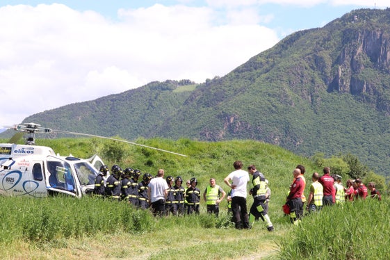 Der Umgang mit dem Löschhubschrauber will gelernt sein: Ausbildungstag mit Berufsfeuerwehr und Landesforstkorps auf dem Kaiserberg bei Schloss SIgmundskron in Bozen (Foto: LPA/Maja Clara)
