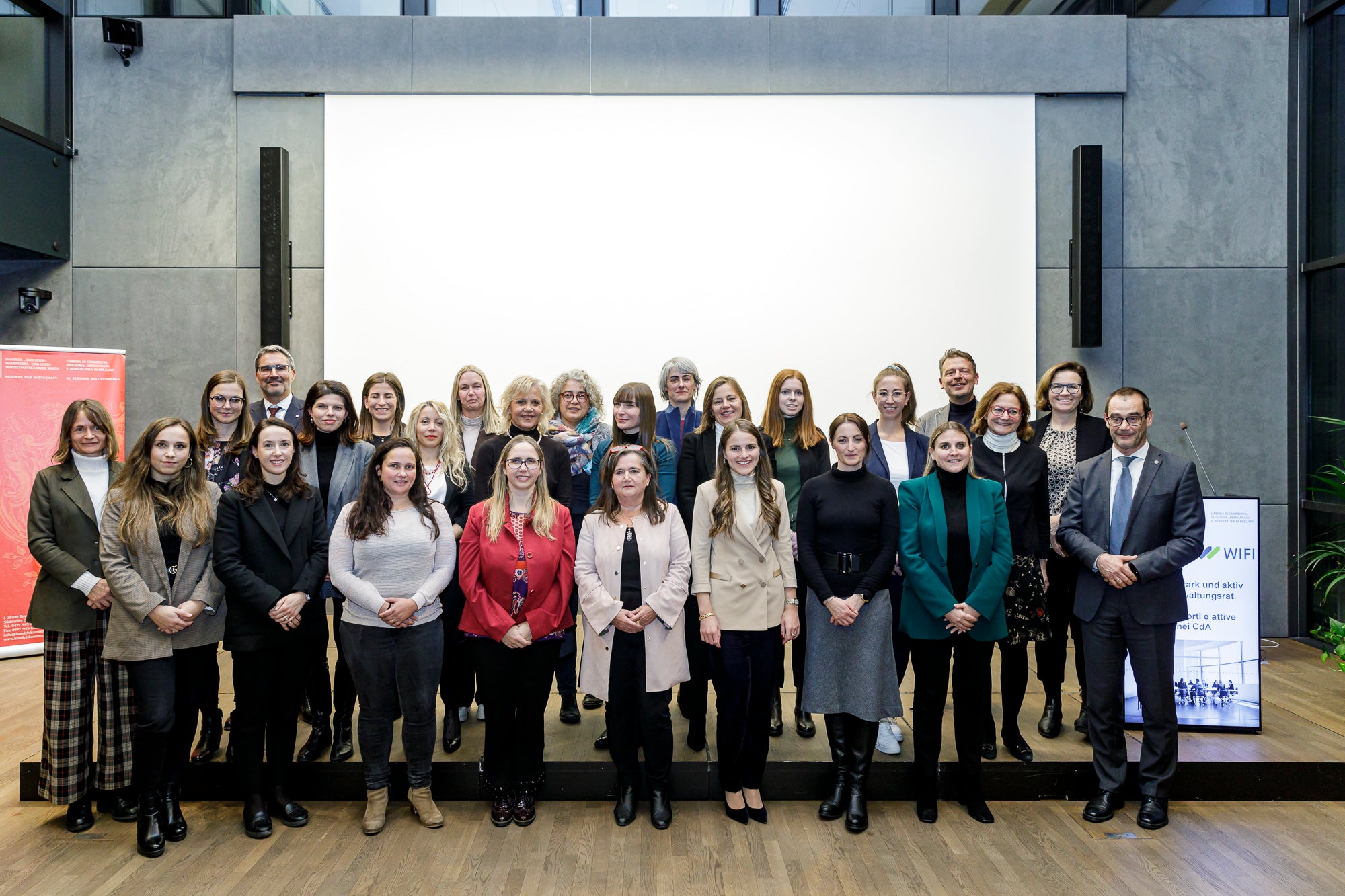 Foto di gruppo al termine della cerimonia di consegna dei diplomi (Foto: ASP/Tiberio Sorvillo)