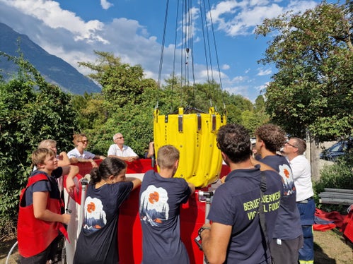 Zum Angreifen: Mit dem mobilen Löschwasserbecken und dem faltbaren Löschwasser-Außenlastbehälter für Hubschrauber (Bambi Bucket) zeigt die Berufsfeuerwehr, wie Waldbrände bekämpft werden. (Foto: LPA/Berufsfeuerwehr)