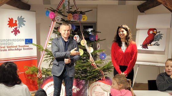 Euregio-Generalsekretär Christoph von Ach und die Bozner Kinderbuchillustratorin Valentina Stecchi (Foto: Euregio/Armin Gluderer)