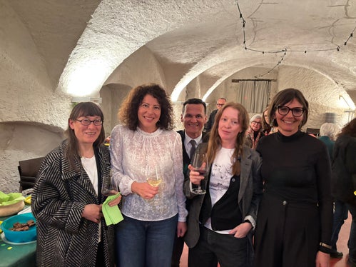 Bei der Veranstaltung Intreciades³ stand die Rolle der Frau und ihre Bedeutung im Kunstbereich im Mittelpunkt (von links nach rechts): Rut Bernardi, Marlene Schuen, André Comploi, Ursula Tavella, Irina Tavella (Foto: LPA/Direktion Ladinische Bildung und Kultur)