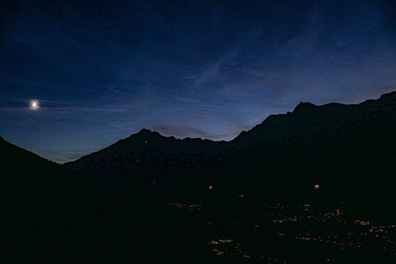 Vista da Marlengo verso Parcines durante la notte dei fuochi del Sacro Cuore. (Foto: USP/Martin Geier)