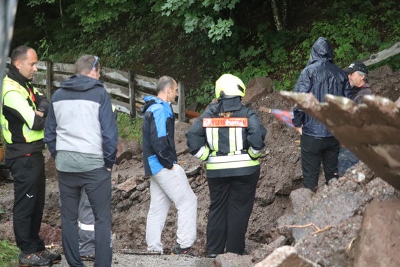 Begutachtung der Schäden an Gemeindewegen und am ländlichen Wegenetz bei einer Hofzufahrt in Hafling (Foto: LPA/Maja Clara)