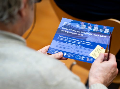 Numerosi giornalisti hanno partecipato al corso di formazione tenutosi nel cortile interno di Palazzo Widmann per informarsi sulle istituzioni dell'UE, sui fondi UE e sugli ultimi sviluppi a Bruxelles. (Foto: USP/Fabio Brucculeri)