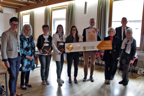 Cuntentëza ti musc pra la sëurandata dla uneranza Audit: Agenzia per la familia – la diretëura Plaseller, auditora Maria Magdalena Preims, Monika Zelger y Verena Comploi (Chemun de Urtijëi), referënta cumenela Martina Comploi, ambolt Tobia Moroder, assessëura provinziela Waltraud Deeg, Christian Zelger y Angelika Mitterrutzner (cumëmbri dl cunsëi FamilyPlus). (Foto: LPA/Greta Stuefer)