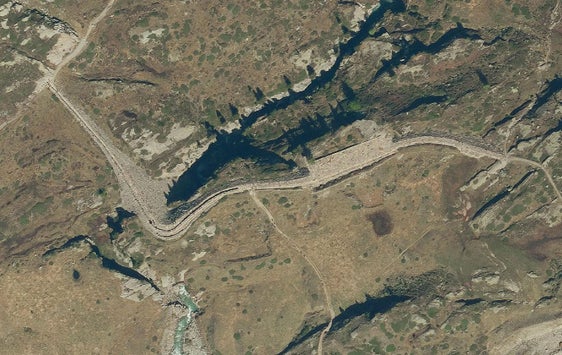 Das Landesamt für Wildbach- und Lawinenverbauung West beginnt in wenigen Tagen mit der Sanierung der 130 Jahre alten Staumauer am Talschluss des Martelltals. (Orthofoto)