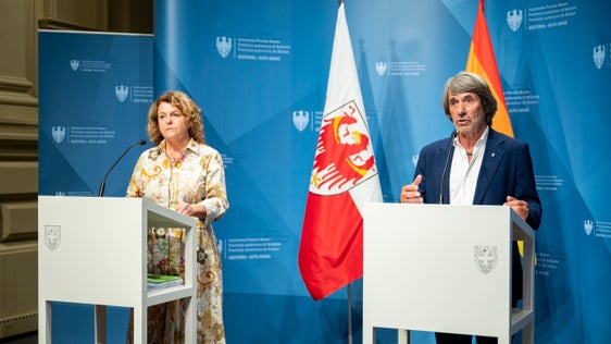 "Mit diesem Landeszusatzvertrag für Allgemeinmediziner und Allgemeinmedizinerinnen verbessern wir die Gesundheitsversorgung in wichtigen Bereichen und schaffen klare Rahmenbedingungen für unsere Ärztinnen und Ärzte – zudem ist der Vertrag die Grundlage für künftige Verhandlungen", sagte Gesundheitslandesrat Hubert Messner (rechts) bei der Pressekonferenz nach der Sitzung der Landesregierung gemeinsam mit Landeshauptmannstellvertreterin Rosmarie Pamer. (Foto: LPA/Fabio Brucculeri)