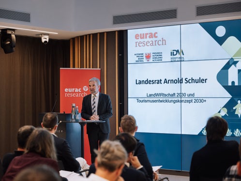 Landesrat Arnold Schuler erläuterte beim Treffen mit NEST-Akteuren die Agenda LandWIRTschaft 2030 und das Landestourismusentwicklungskonzept 2030+. (Foto: Eurac Research/Janandrea Moroder)