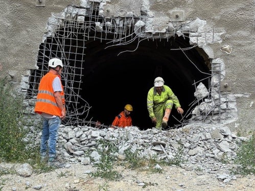 Der Durchbruch des letzten der vier Fluchtstollen ist erfolgt. (Foto: LPA/Ressort für Infrastrukturen und Mobilität)