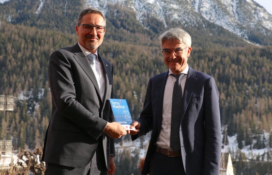 Symbolische Übergabe des Vorsitzes der technischen Arbeitsgruppe mit (l.) LH Kompatscher und (r.) Regierungsrat&nbsp;Cavigelli (Foto: LPA/Ingo Dejaco)
