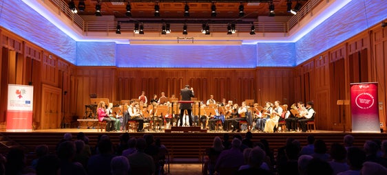 In Alto Adige, i concerti dell'Orchestra giovanile di fiati dell'Euregio (nella foto l'edizione 2025) si svolgono tradizionalmente a Dobbiaco. (Foto: Euregio/Max Verdoes)