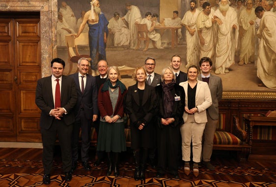 Hanno partecipato alla commemorazione dell'ex senatore Roland Riz in Senato (da sinistra): il senatore Meinhard Durnwalder, il deputato Dieter Steger, il genero Alois Lageder, la senatrice Julia Unterberger, la figlia Veronika Riz, il presidente della Provincia Arno Kompatscher, la figlia Isabella Riz, il nipote Urban von Zieglauer, la deputata Renate Gebhard e il nipote Gregor von Zieglauer. (Foto: USP)
