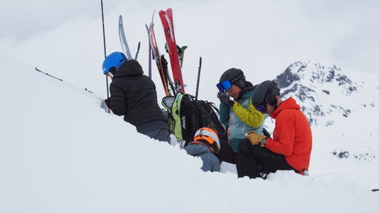 In occasione di un incontro a Maseben, in Vallelunga, i servizi valanghe di Alto Adige, Svizzera e Tirolo hanno esaminato congiuntamente il manto nevoso. (Foto: Servizio prevenzione valanghe del Tirolo)