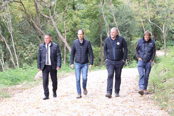 Lokalaugenschein bei der neuen Sperre im Haslacherbach (von links): der Vizebürgermeister der Gemeinde Bozen Stephan Konder, Geometer Paolo Azzali vom Gemeindeamt für Zivilschutz, Geologie und Energie, Bauleiter und Baustellenleiter Hansjörg Prugg vom Landesamt für Wildbach- und Lawinenverbauung Süd, Vorarbeiter Roland Obertegger. (Foto: LPA/Maja Clara)