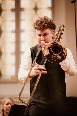 Jonas Taschler di Dobbiaco ha suonato il Concerto per trombone e orchestra in do maggiore di Nino Rota con l'Orchestra Sinfonica di Vienna in occasione del concerto dei vincitori del WSY Talent 2025. (Foto: USP/Orchestra Sinfonica di Vienna WSY/Amar Mehmedinovic)