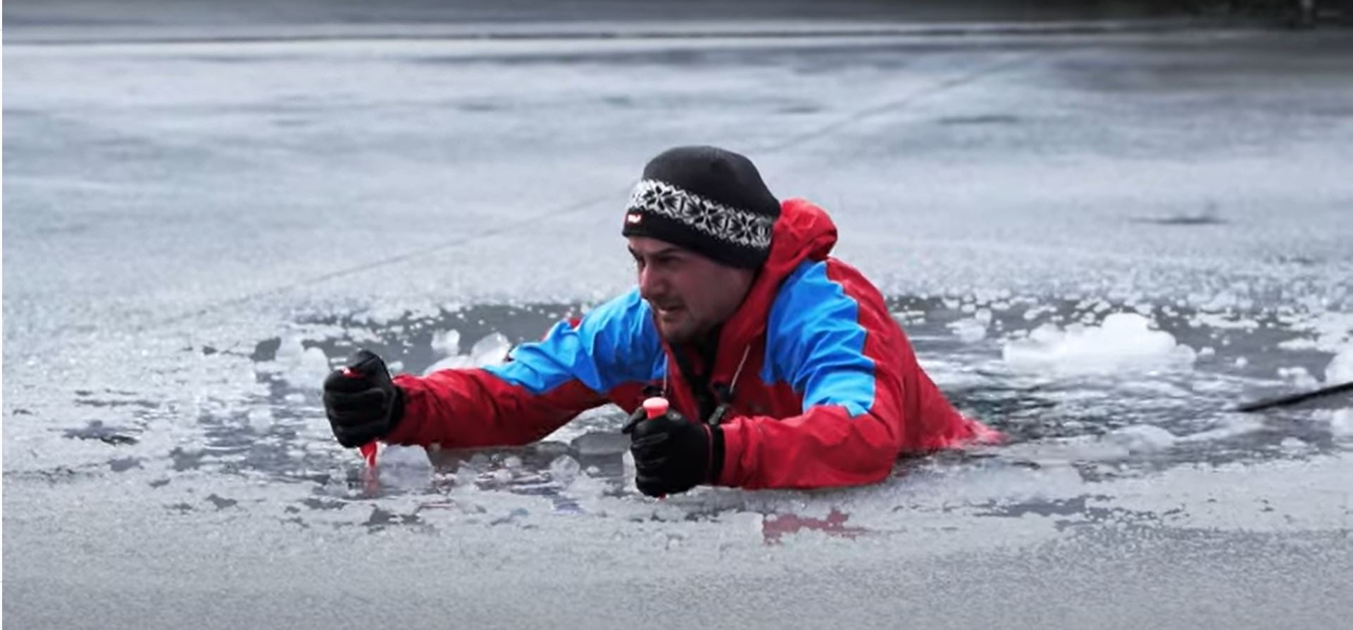 Im Video Gefahren auf dem Eis (im Bild eine Szene) ruft die Berufsfeuerwehr dazu auf, vor dem Betreten eines Sees die Hinweisschilder vor Ort zu beachten, die nötige Ausrüstung dabei zu haben und die Dicke des Eises zu überprüfen. (Foto aus dem Video der Berufsfeuerwehr Bozen)
