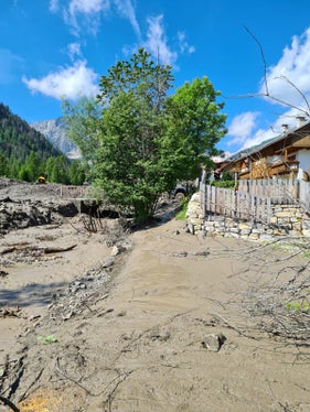 Auswirkungen der Schlammlawine mit geschätzten über 300.000 Kubikmeter Murmaterial heute (18. Juni) in Campill. (Foto: LPA/Landesamt für Wildbach- und Lawinenverbauung Ost)