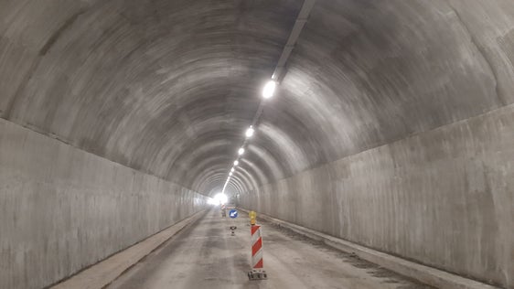 Die Arbeiten zur Sanierung des Tunnels auf der Staatsstraße im Eggental auf der langen Geraden Richtung Welschnofen gehen nach der Sommerpause weiter. (Foto: Landesabteilung Tiefbau) 