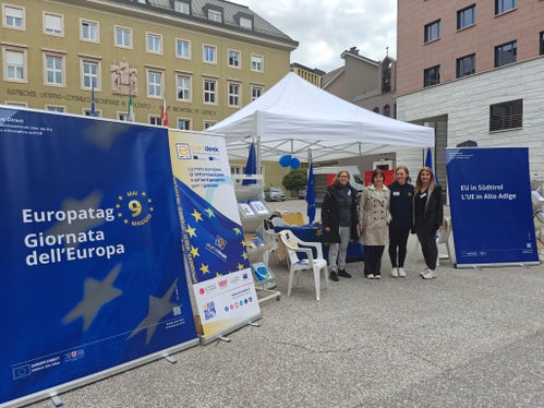Europe Direct Südtirol hat heute Vormittag anlässlich des Europatags das Friedensprojekt EU vorgestellt und auf Aktionen und Möglichkeiten in Südtirol hingewiesen. Im Bild (von links): Anna Segatini (Europe Direct), Katalin Szabó (Amt für Jugendarbeit), Giada Giuliani (Europe Direct) und Judith Hochkofler (Abteilung Europa) informierten am Silvius-Magnago-Platz mit einem Informationsstand. (Foto: LPA/Ursula Pirchstaller)