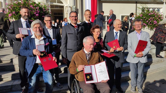 Landeshauptmann Kompatscher inmitten der neuen Südtiroler Verdienstkreuzträger und -trägerinnen (Foto: LPA/Cecilia Miribung)