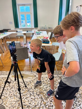 An der Fortbildungsakademie Schloss Rechtenthal in Tramin und an der Fachschule für Land- und Forstwirtschaft Salern in Vahrn tauchten die Kinder in kreative und forschende Lernwelten ein. (Foto: LPA/Arbeitsbereich Begabungs- und Begabtenförderung der Pädagogischen Abteilung der Deutschen Bildungsdirektion/Lara Matzneller)