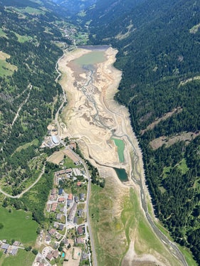 Il bacino artificiale di Zoccolo, situato a Santa Valburga, deve essere svuotato per poter accedere al punto in cui dal 13 maggio si registra una fuoriuscita d'acqua. (Foto: USP/Associazione pescatori Val d'Ultimo)