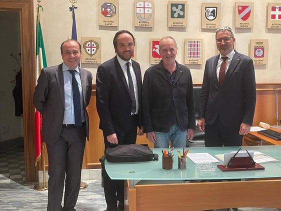 Die Delegation der Südtiroler Landesregierung beim ersten Treffen mit Calderoli als neuem Regionenminister: (v.l.) LH-Stellvertreter Giuliano Vettorato, LR Achammer, Minister Calderoli, LH Kompatscher (Foto: LPA)