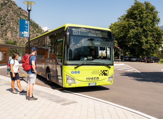 La Giunta provinciale ha approvato le nuove linee guida per la concessione di contributi per la realizzazione e l'adeguamento delle fermate degli autobus del trasporto pubblico locale. (Foto: IDM/Manuela Tessaro)