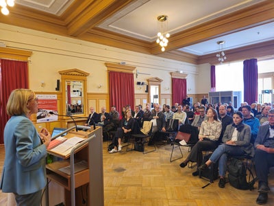 Landesrätin Magdalena Amhof begrüßte die Teilnehmer: Die Grenzen überwindende Zusammenarbeit im Fit4Co-Projekt stärkt die Verwaltungen und die Euregio. (Foto: Euregio)