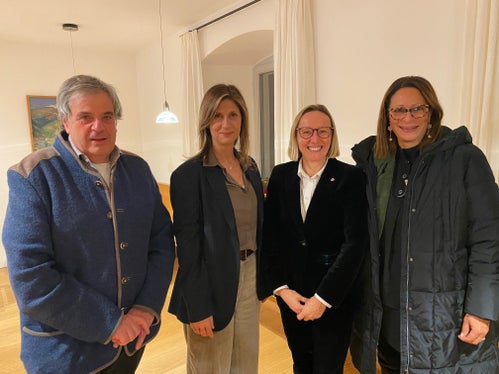 Zufrieden mit dem bisher erreichten (im Bild von links): Friedl Sapelza von der Genossenschaft für Weiterbildung und Entwicklung (GWR) Spondinig, Valeria Cenacchi von der Generaldirektion Regio der Europäischen Kommission, Europalandesrätin Magdalena Amhof und Gabriella Binkert Becchetti von der Region Unterengadin-Val Müstair (CH). (Foto: LPA/Abteilung Europa)