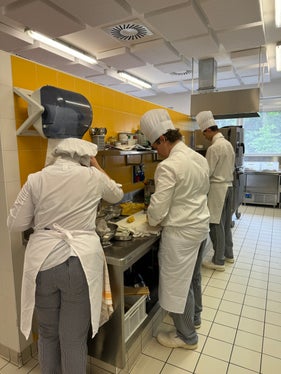 In occasione degli esami, i ragazzi dell’indirizzo di cucina si cimentano con la preparazione in totale autonomia di una pietanza, partendo da un paniere di ingredienti. (Foto: ASP)