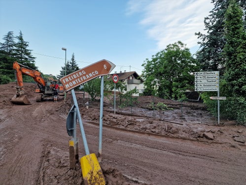 Nach einem Murabgang im Weißplatterbach am Sonntag, 28. Juni, um 17 Uhr führt das Amt für Wildbach- und Lawinenverbauung Süd in der Agentur für Bevölkerungsschutz Aufräumarbeiten durch. (Foto: LPA/Amt für Wildbach- und Lawinenverbauung Süd in der Agentur für Bevölkerungsschutz) 