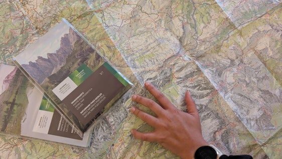 Le tre nuove mappe escursionistiche in scala 1:25.000 sono ora disponibili in commercio e contengono, oltre alla rete escursionistica aggiornata, molte informazioni sulle aree protette. (Foto: USP/Ufficio Natura)