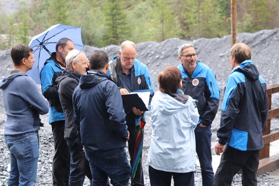 Durante il sopralluogo, il direttore dell'Ufficio sistemazione bacini montani ovest Peter Egger (al centro con la cartellina) il presidente e assessore provinciale alla Protezione civile Arno Kompatscher (secondo da destra), il direttore dell'Agenzia per la Protezione civile Klaus Unterweger (all'estrema destra), il direttore dell'Ufficio Area funzionale Fabio De Polo (terzo da sinistra), i sindaci (da sinistra) di Prato allo Stelvio e Stelvio e l'assessora comunale di Trafoi hanno discusso della situazione degli accumuli di detriti vicino alla chiesa delle Tre Fontane Sacre. (Foto: USP/Maja Clara)