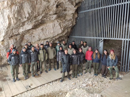Gli assistenti stagionali per le aree protette durante la visita alle grotte del Conturines. (Foto: ASP/Ufficio Natura)