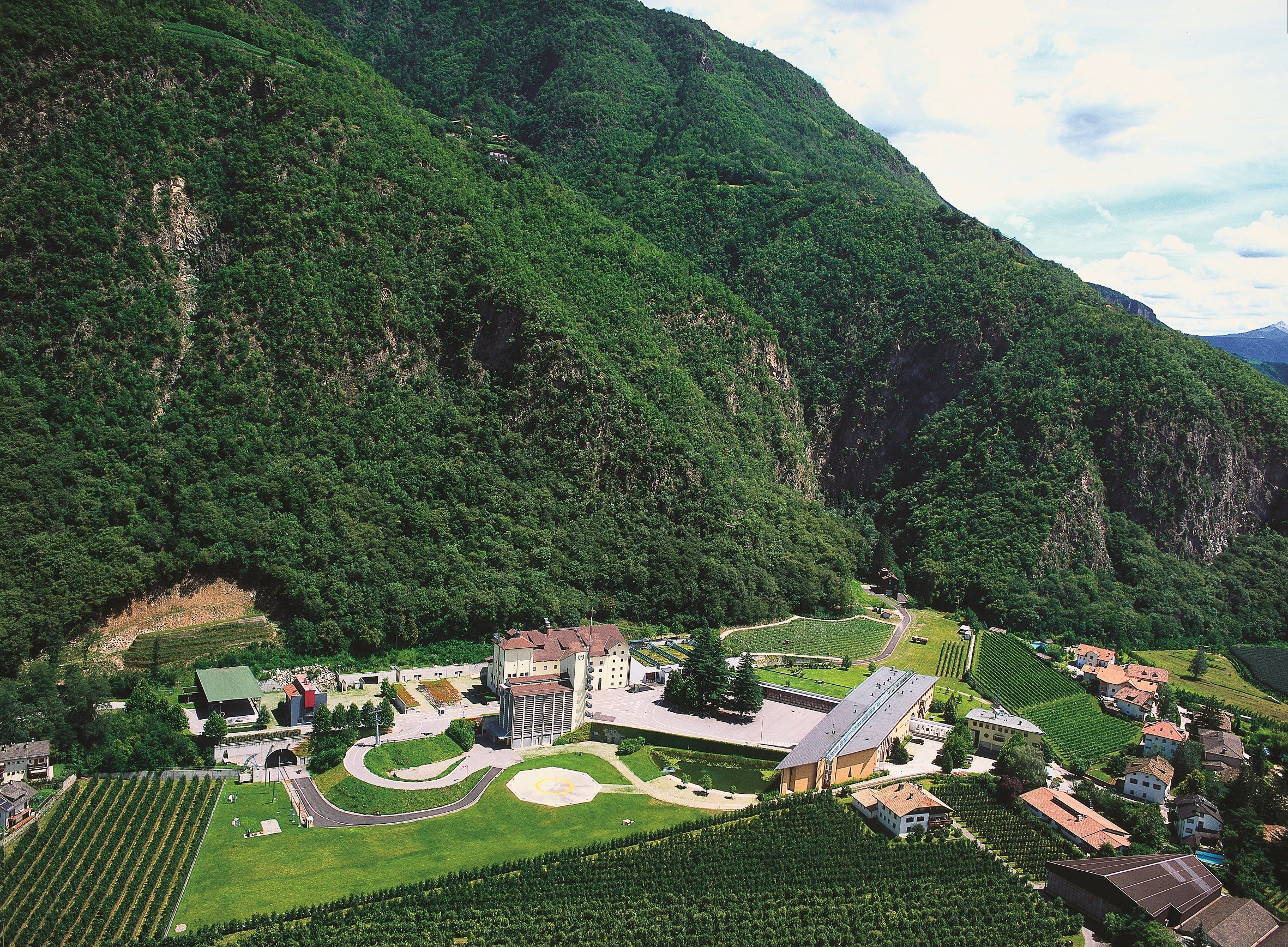 Die Landesfeuerwehrschule Südtirol führt seit 1966 Lehrgänge für die Freiwilligen Feuerwehren Südtirols durch. Der Sitz wurde im Jahre 1989 von Bozen nach Vilpian (im Bild) verlegt. (Foto: LPA/Landesfeuerwehrschule)